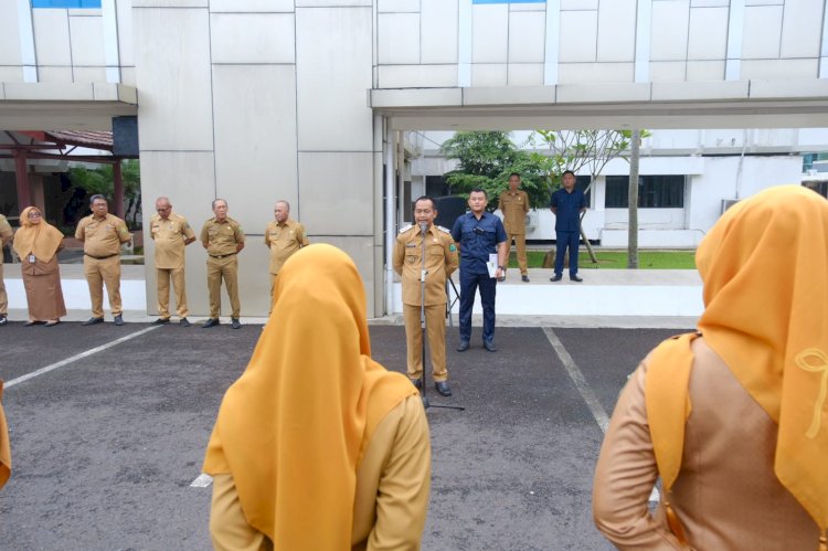 Wakil Bupati Musi Banyuasin (Muba), Kyai Rohman, memimpin apel pagi bersama jajaran Aparatur Sipil Negara (ASN) di lingkungan Sekretariat Daerah Kabupaten Muba/ist
