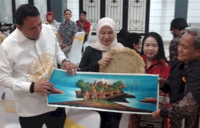 Suasana Ketua DPRD Sumsel Andie Dinialdie saat menggelar silaturahmi bersama penyandang disabilitas di rumah dinas/ist