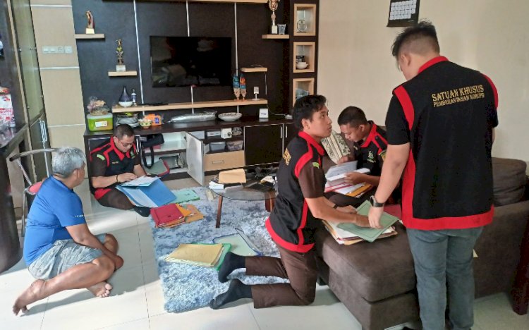 Tim Penyidik Pidana Khusus Kejari Muba menggeledah rumah mantan pegawai Badan Pertanahan Nasional (BPN) Muba di Palembang/ist