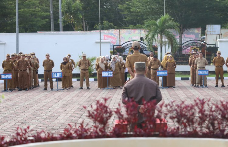 Wakil Bupati Musi Rawas Utara (Muratara) Junius Wahyudi memimpin apel mingguan di lingkungan pemerintah kabupaten/ist