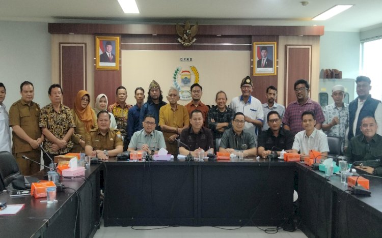 AMPCB bersama zuriat dan kuasa hukum Pangeran Kramojayo, budayawan dan sejarawan kota Palembang resmi mengadukan pengerusakan Komplek Pemakaman Pangeran Kramojayo ke Komisi IV DPRD Palembang/Foto: Dudi Oskandar