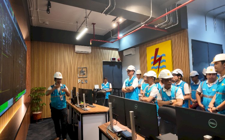 Petugas PLN memantau pengamanan pasokan listik pelantikan/ist