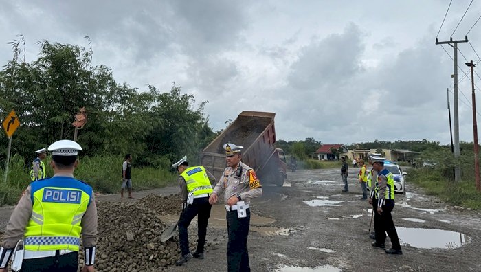 Kasat lantas Polres Muratara AKP Muhamad Abdul Karim saat pimpin penimbunan lubang di Jalinsum Kecamatan Rawas Ulu/ist