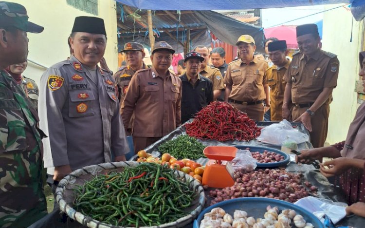  Kepala Disperindakop Muratara bersama tim saat melakukan sidak di Pasar Surulangun Rawas Kecamatan Rawas Ulu,  Kabupaten Muratara/Foto: Alam