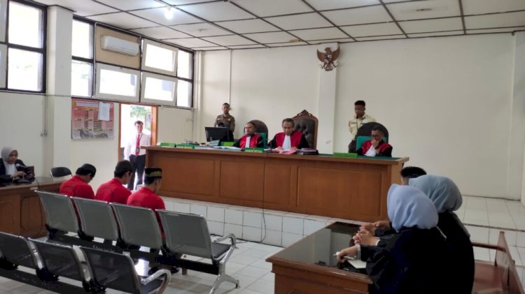 Tiga terdakwa yang hadir saat pembacaan vonis hakim Pengadilan Negeri Palembang. (ist/rmolsumsel.id) 