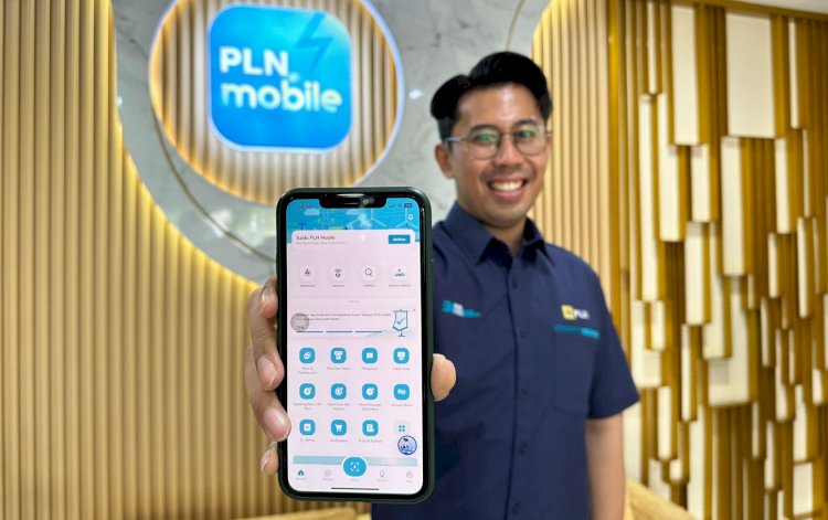 Pegawai PLN menunjukkan cara melihat estimasi tagihan/ist