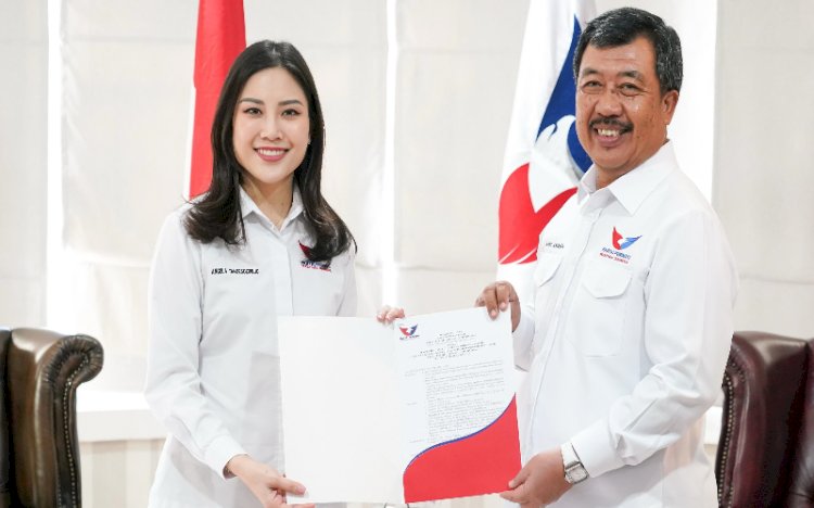 Dewan Pimpinan Pusat (DPP) Partai Persatuan Indonesia (Perindo) resmi menyerahkan Surat Keputusan (SK) kepada Andi Asmara sebagai Pelaksana Tugas (Plt) Ketua Dewan Perwakilan Wilayah (DPW) Partai Perindo Sumsel/ist