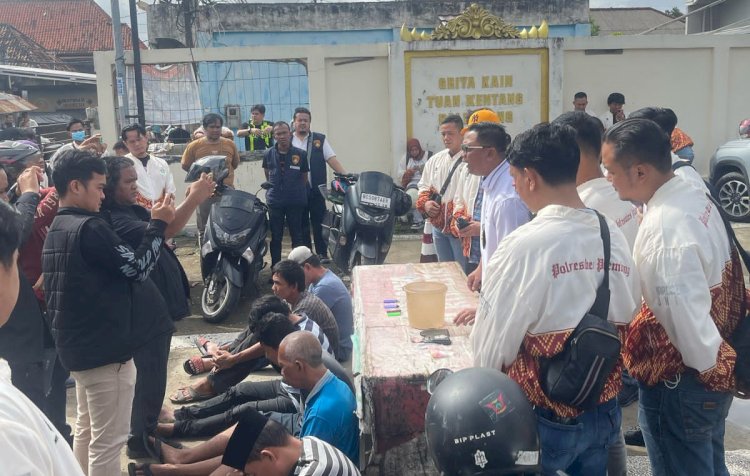 Tim gabungan dari Satres Narkoba Polrestabes Palembang dan Ditres Narkoba Polda Sumsel mengamankan enam warga dalam penggerebekan kampung narkoba/ist