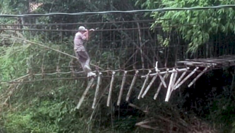 Jembatan Gantung  di Desa Sekucing nyaris putus/ist