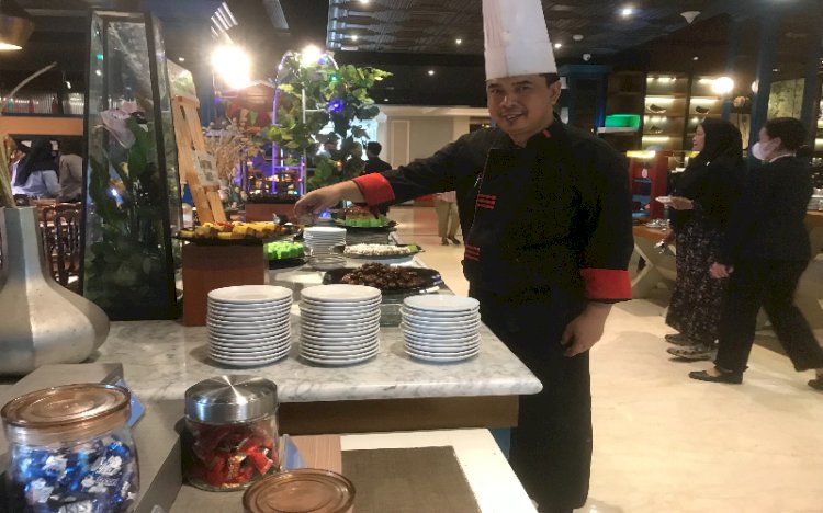  Executive Chef Hotel Luminor Palembang, Ferdianto saat menunjukkan aneka menu berbuka/ist