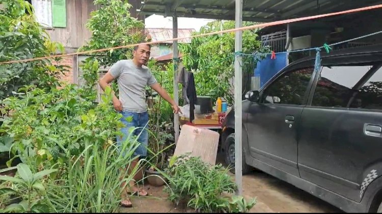  Fikri menunjukkan TKP kompor gas dan tangga lipat di rumahnya yang hilang digasak maling. (ist/rmolsumsel.id)