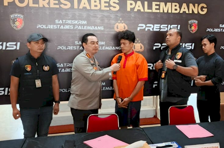 Kapolrestabes Palembang Kombes Pol Harryo Sugihhartono saat menanyai tersangka begal taksol. (ist/rmolsumsel.id) 