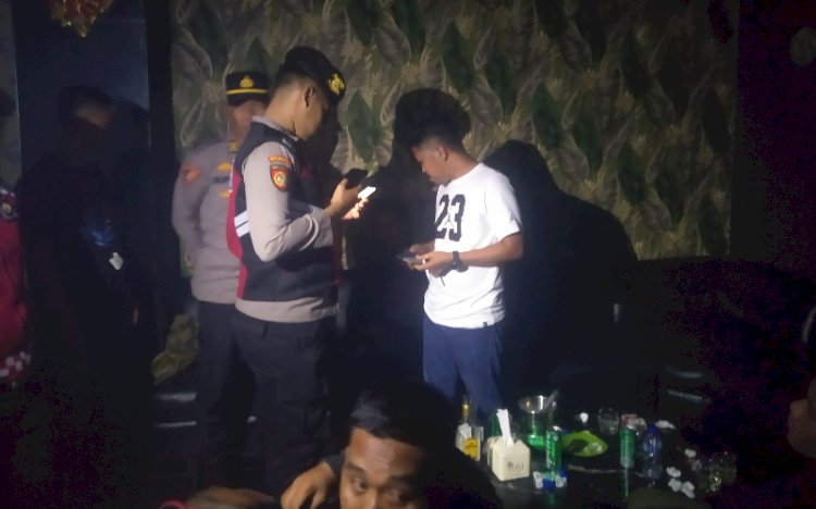 Petugas kepolisian Polrestabes Palembang saat menggelar razia hiburan malam/ist