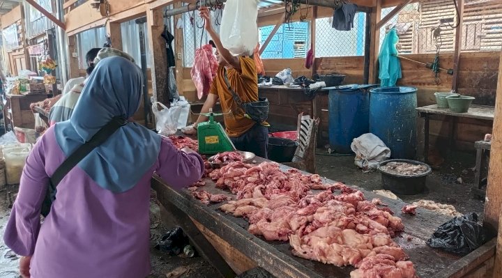 Penjualan daging sapi di Pasar Inpres Muara Enim laris manis satu hari menjelang bulan suci Ramadan /Foto: Noviasnyah