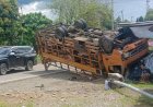 Hindari Hewan di Jalan, Truk Ekspedisi Terjungkal dan Hantam Rumah Warga 