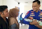 Dramatis! Ditpolairud Polda Sumsel Bantu Persalinan di Perairan Banyuasin