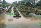 Banjir Rendam Ratusan Makam di TPU Kebun Bunga Palembang, Peziarah Khawatir Amblas