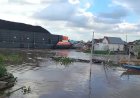 Viral di Medsos! Tongkang Batubara Hantam Rumah Rakit di Sungai Musi