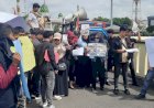 Massa Geruduk Polda Sumsel, Tuntut Keadilan untuk Nenek Ernaini