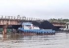 Tongkang Batu Bara yang Nyangkut di Jembatan Bentayan Banyuasin di Luar Pengawasan KSOP Palembang