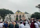 Mendung Tak Redupkan Semangat Jamaah Sholat Ied, Ribuan Orang Padati Masjid Agung Palembang
