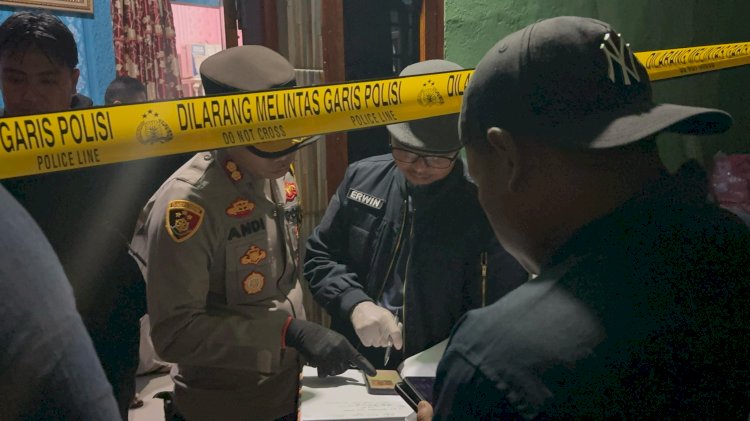 POlisi melakukan olah TKP dimana satu keluarga di Musi Rawas keracunan asap mesin genset. (Handout)
