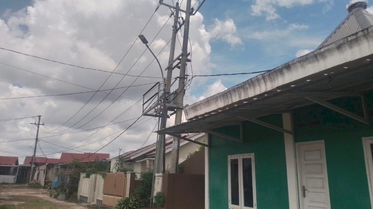 Pemasangan lampu jalan di Perumahan Rajawali Residence, Lorong Abadi, Sei Selincah, Kalidoni, Palembang dikeluhkan lantaran warga mengaku dipaksa mambayar uang Rp 500 ribu per titik. (Dokumentasi Warga)