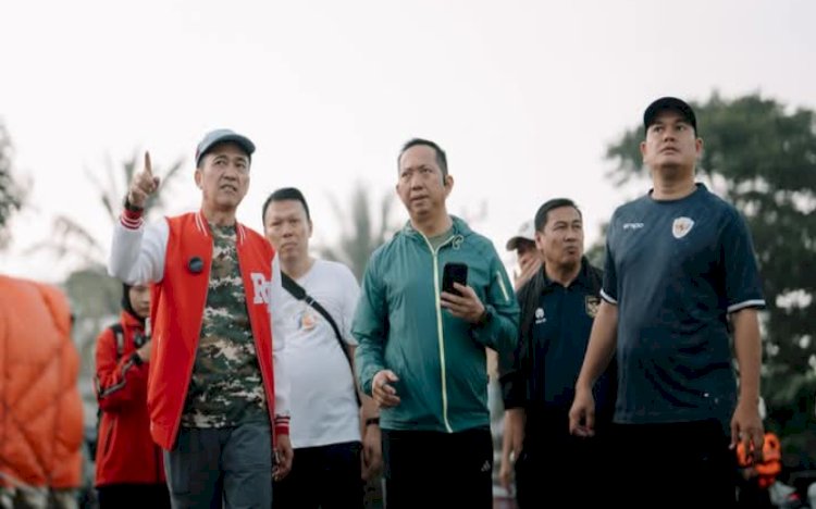 Walikota Palembang, Ratu Dewa, mengajak para Kepala Dinas untuk berolahraga ringan dengan berjalan kaki sambil berkoordinasi mengenai berbagai masalah kota