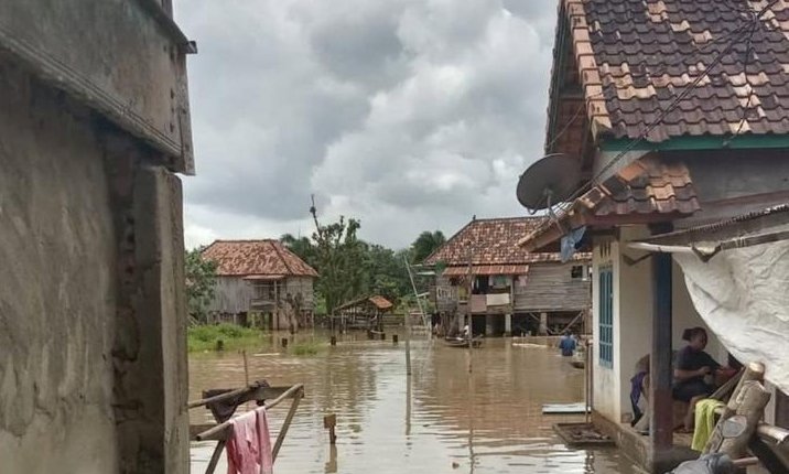 Hujan deras yang mengguyur sejak hari pertama Ramadan menyebabkan Sungai Lematang meluap dan merendam pemukiman warga di Prabumulih Barat/ist