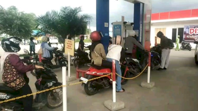 Antrean pengendara saat mengisi BBM Pertalite di SPU Palembang/Forto:RMOL