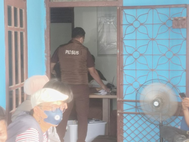Petugas KEjari PALI saat melakukan penggeledahan. (eko jurianto/rmolsumsel.id)