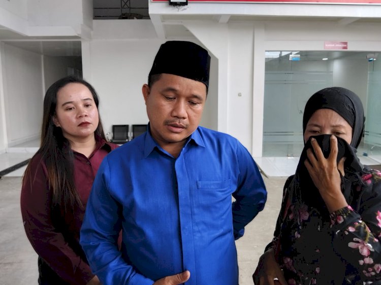 Kuasa Hukum Keluarga Edwin, Anto Astari saat dibincangi wartawan. (fauzi/rmolsumsel.id) 