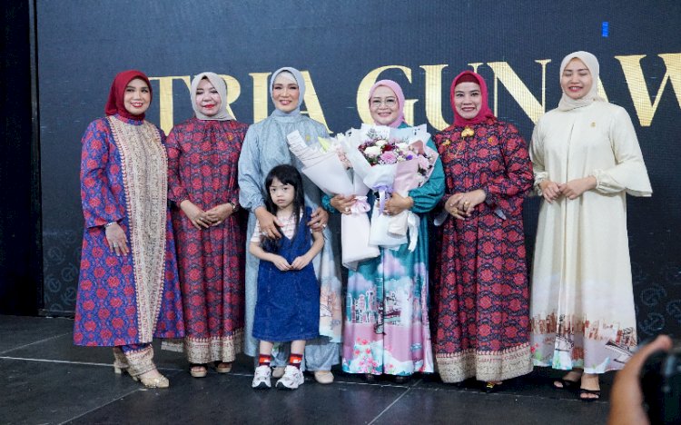 Tria Gunawan bersama beberapa kadis yang ikut dalam fashion show/ist