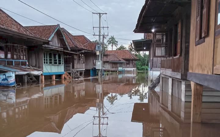 Luapan air Sungai Rawas akibat curah hujan yang tinggi menyebabkan banjir di Kabupaten Musi Rawas Utara/ist