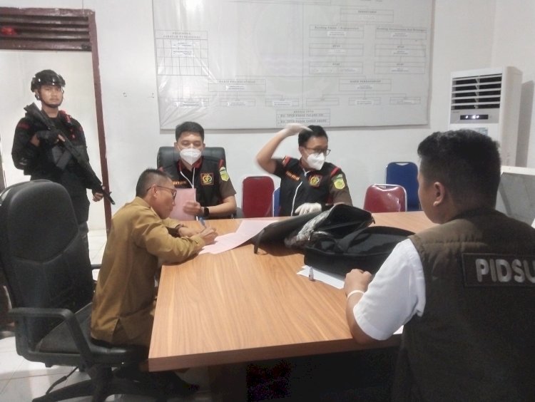 Penggeledahan kantor Disperindag PALI yang dilakukan tim Kejari. (eko jurianto/rmolsumsel.id)