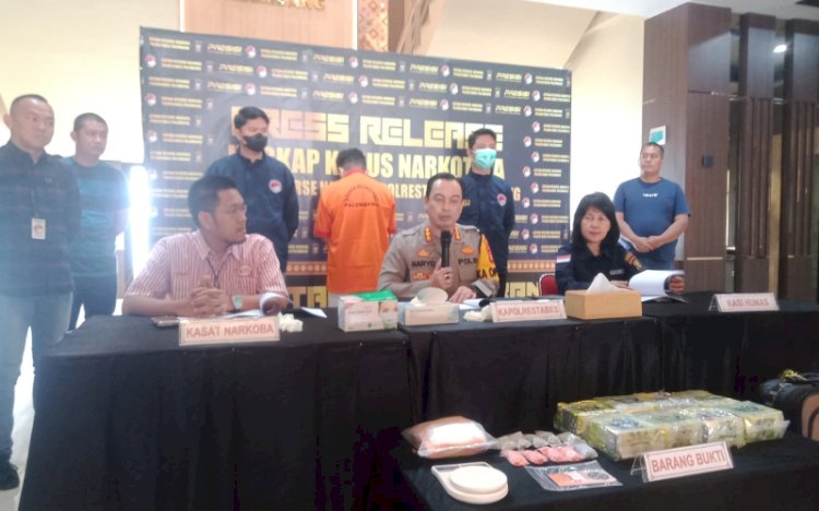 Seorang residivis kasus narkoba yakni Syatria Bakti Prakasih (37), kembali diringkus anggota Satres Narkoba Polrestabes Palembang usai kedapatan menyimpan 8.350 gram sabu-sabu dan 600 butir pil ekstasi/ist