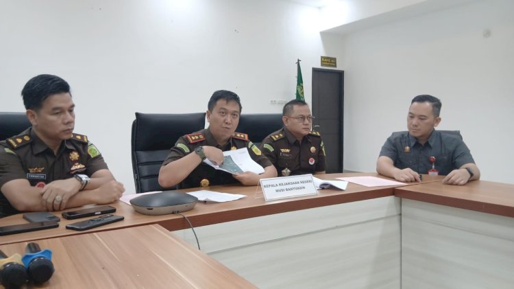 Kajari Muba, Roy Riadi saat memimpin konferensi pers penetapan tersangka Haji Alim/ist