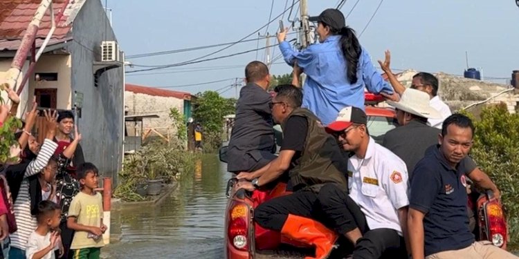 Anggota Komisi VI DPR Rieke Diah Pitaloka di lokasi banjir Desa Satriajaya, Kecamatan Tambun Utara, Bekasi pada Kamis, 6 Maret 2025/Ist