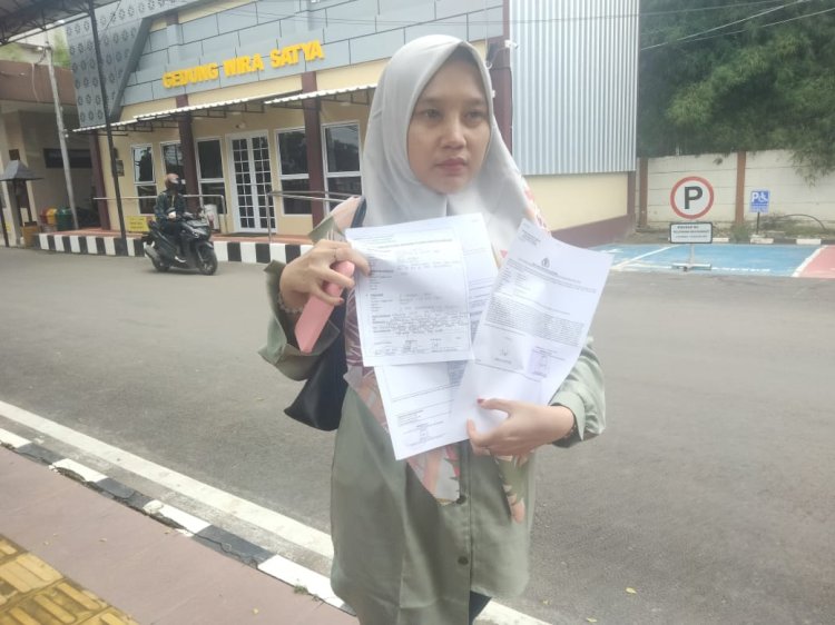 Amilia Syafitri usai membuat laporan ke SPKT Polrestabes Palembang/ist
