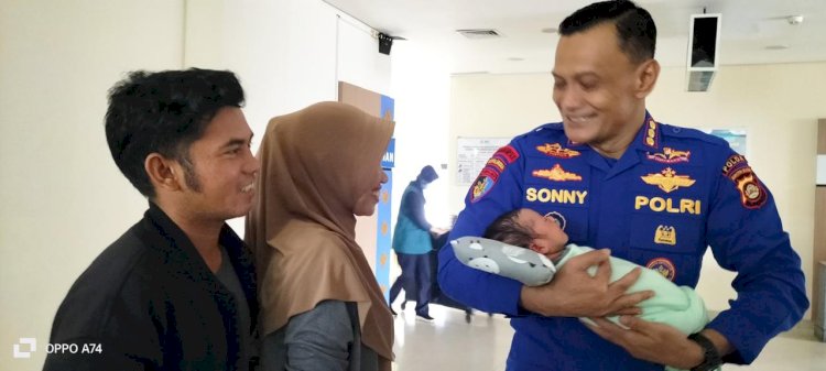  Direktur Polairud Polda Sumsel Kombes Pol Sonny Mahar Budi Aditiyawan SIK saat mengunjungi bayi perempuan Hanania Arnavat Darva Mahe yang dilahirkan di Rumah Sakit Pelabuhan Boom Baru Palembang .(Handout)