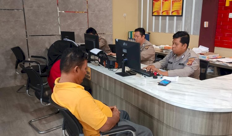 Korban Suwadi ketika melapor di SPKT Polrestabes Palembang. (Denny Pratama/RMOlSumsel.id)