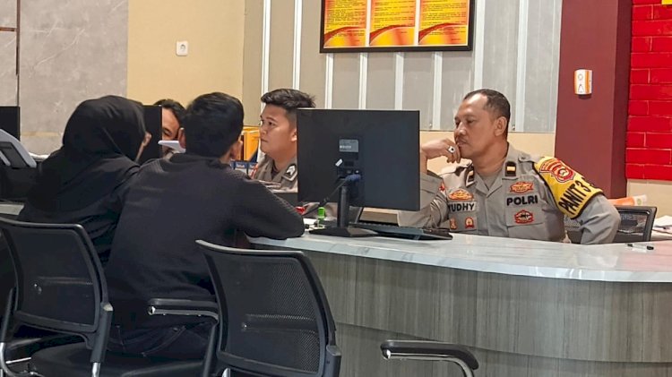 Korban bersama suaminya ketika membuat laporan polisi di SPKT Polrestabes Palembang/ist