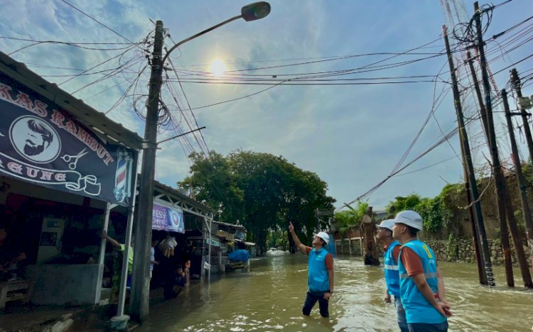 Petugas PLN melakukan perbaikan listrik/ist