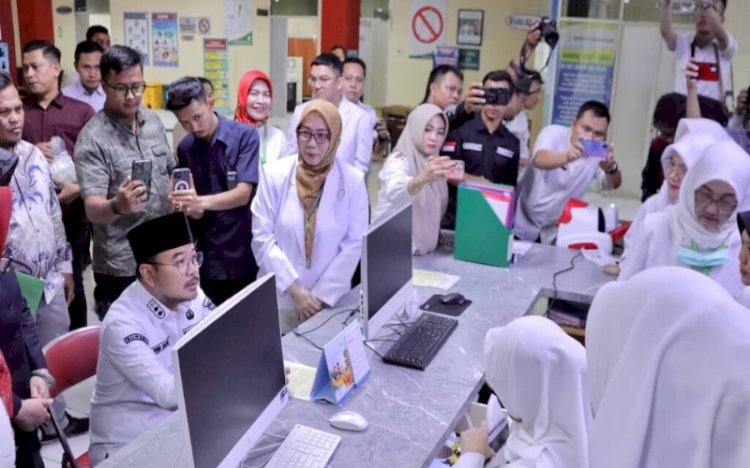 Wakil Wali Kota Palembang Prima Salam saat mengunjungi RS Bari/ist