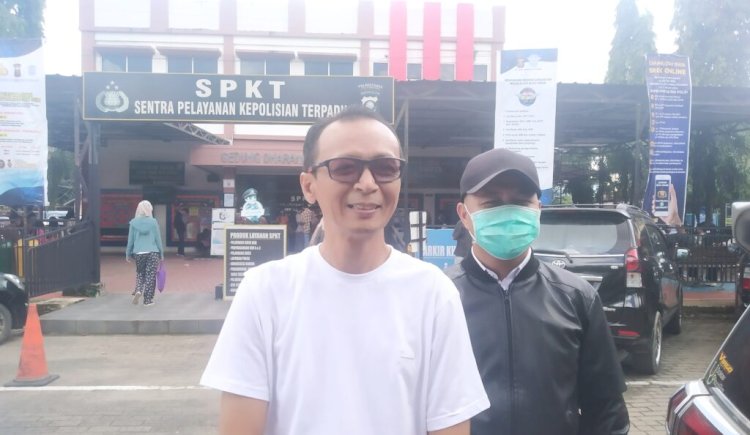Kuasa Hukum Ferdiansyah didampingi terlapor EK saat memberikan klarifikasi di Polrestabes Palembang/Foto: Denny Pratama