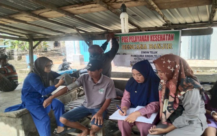 Petugas kesehatan saat memberikan pelayanan kesehatan kepada masyarakat di Posko/ist