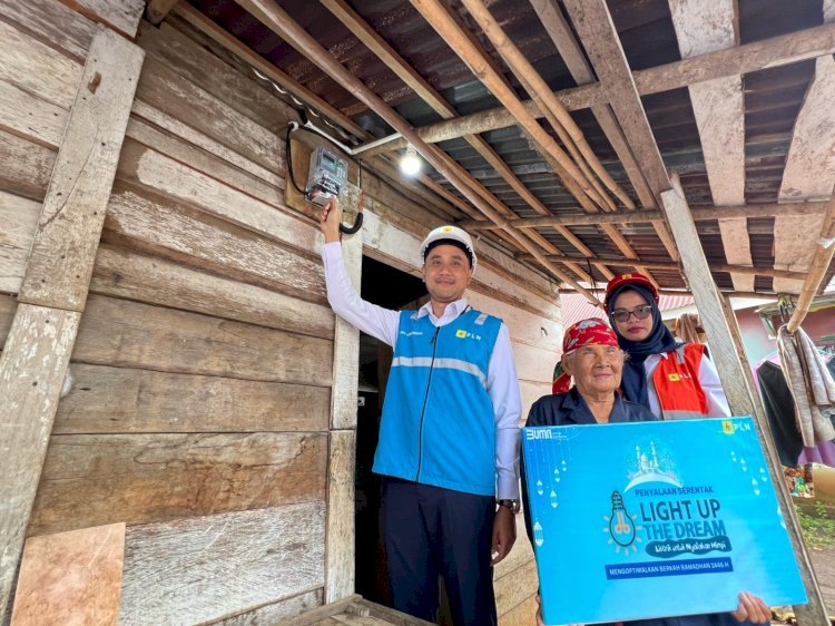 Petugas PLN tengan melakukan pemasangan secara gratis listrik (humas PLN/rmolsumsel.id) 
