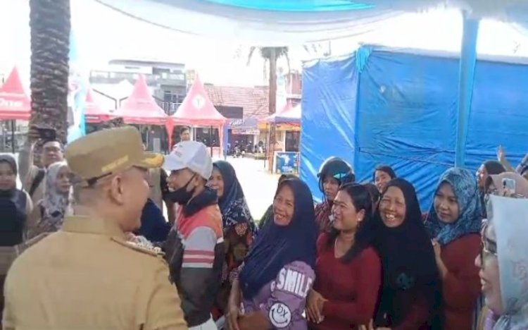 Pelaksanaan operasi pasar mura yang dihelat Dinas Perindustrian dan Perdagangan (Disperindag) Kota Lubuklinggau di Alun-alun Merdeka langsung diserbu warga/ist