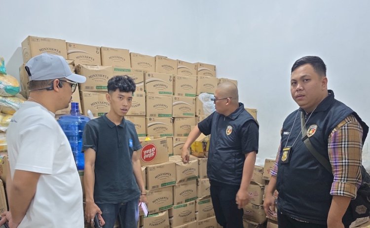 Anggota Unit Pidsus Satreskrim Polrestabes Palembang saat mengecek miyak goreng/ist