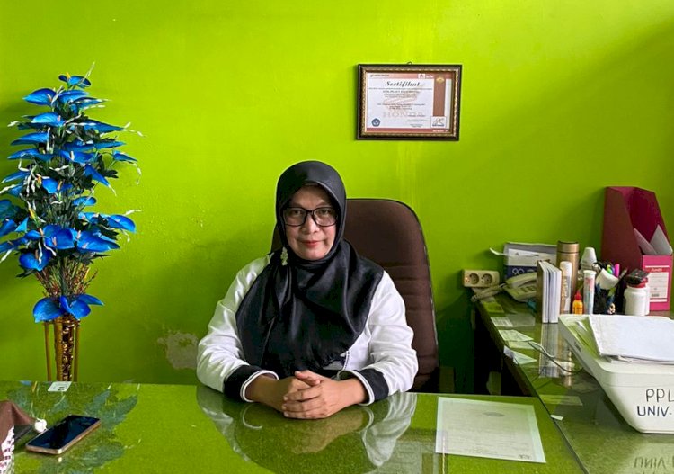 Kepsek SMK PGRI 1 Palembang, Nurhidayatika M.Pd. (ist/rmolsumsel.id)